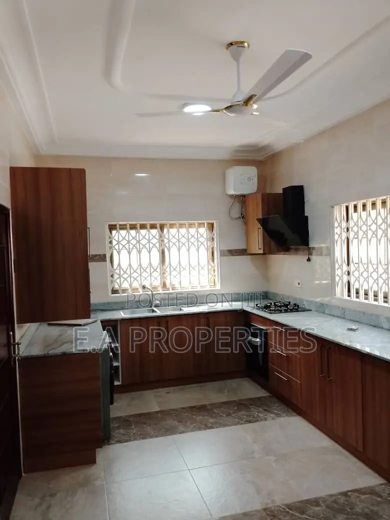 5bdrm House in E A Properties, Frafraha for sale