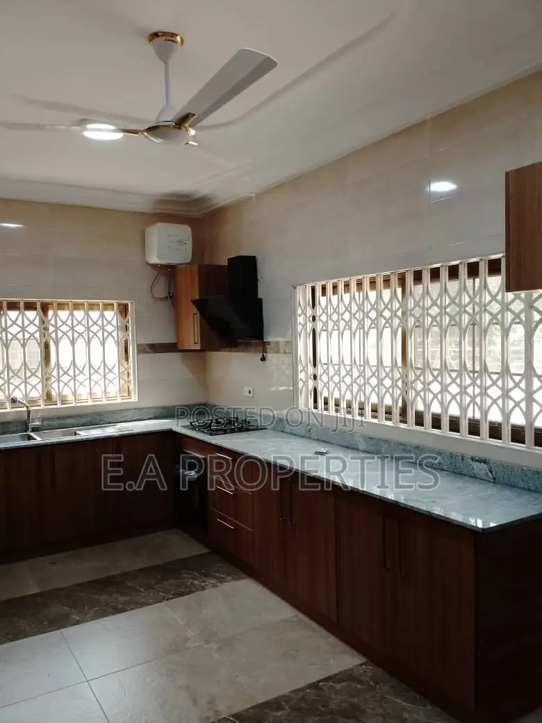 5bdrm House in E A Properties, Frafraha for sale