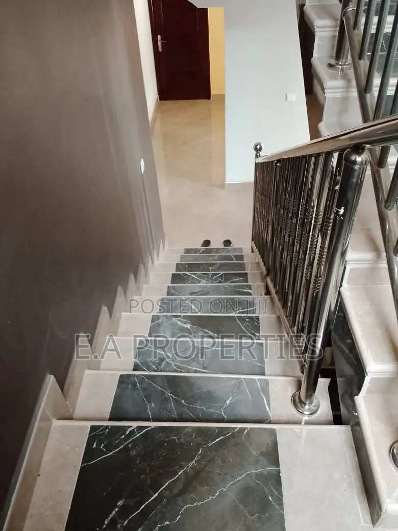 5bdrm House in E A Properties, Frafraha for sale