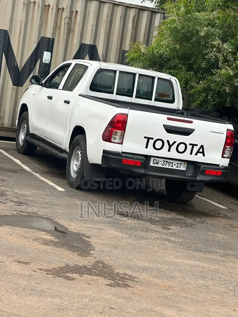 Toyota Hilux SR 4x4 2017 White