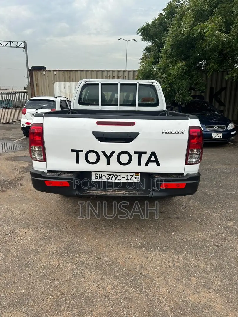 Toyota Hilux SR 4x4 2017 White