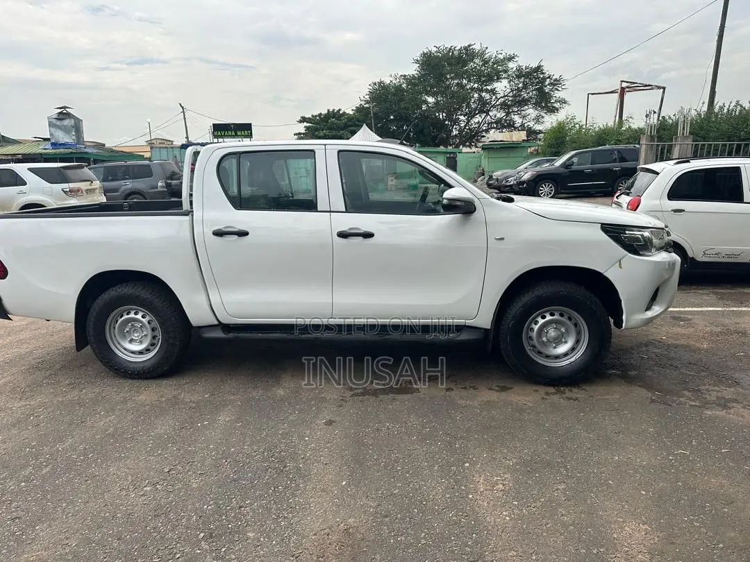 Toyota Hilux SR 4x4 2017 White