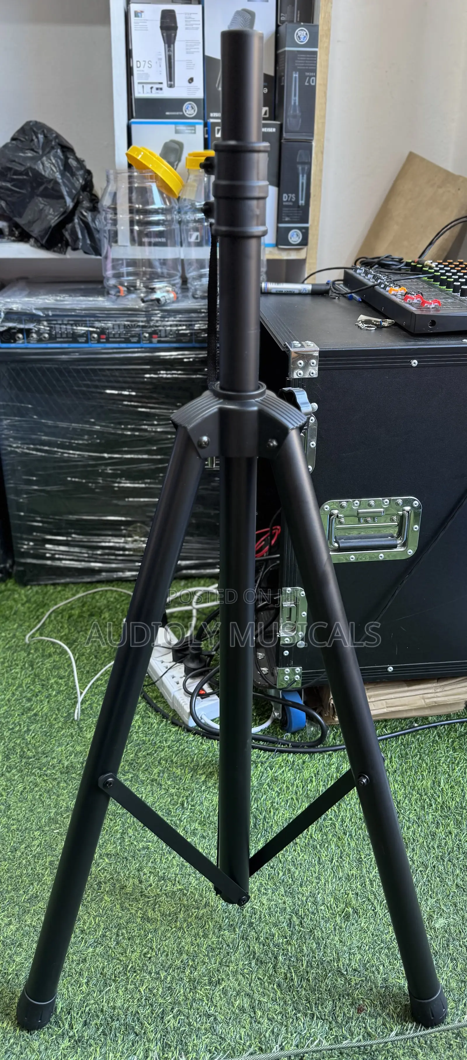 Speaker Stand With Reversible Shaft