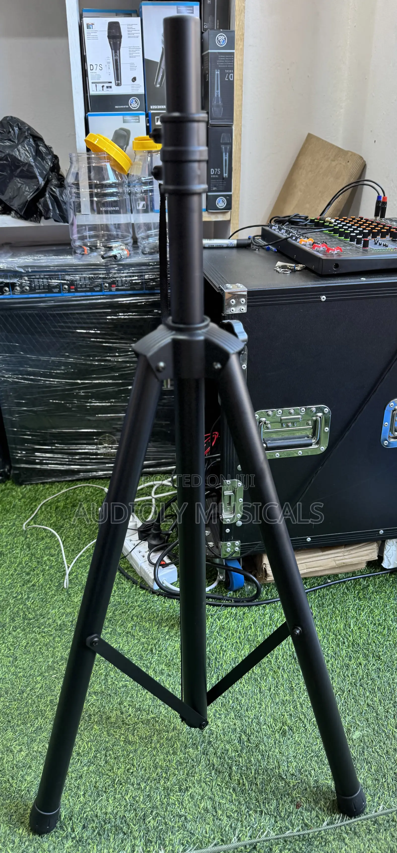 Speaker Stand With Reversible Shaft