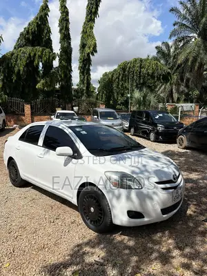 Photo - Toyota Yaris 2012 White