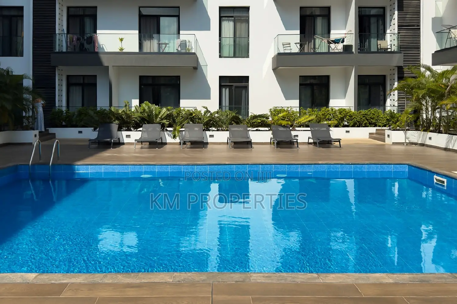 2-Beds Airbnb Apartment at Embassy Gardens