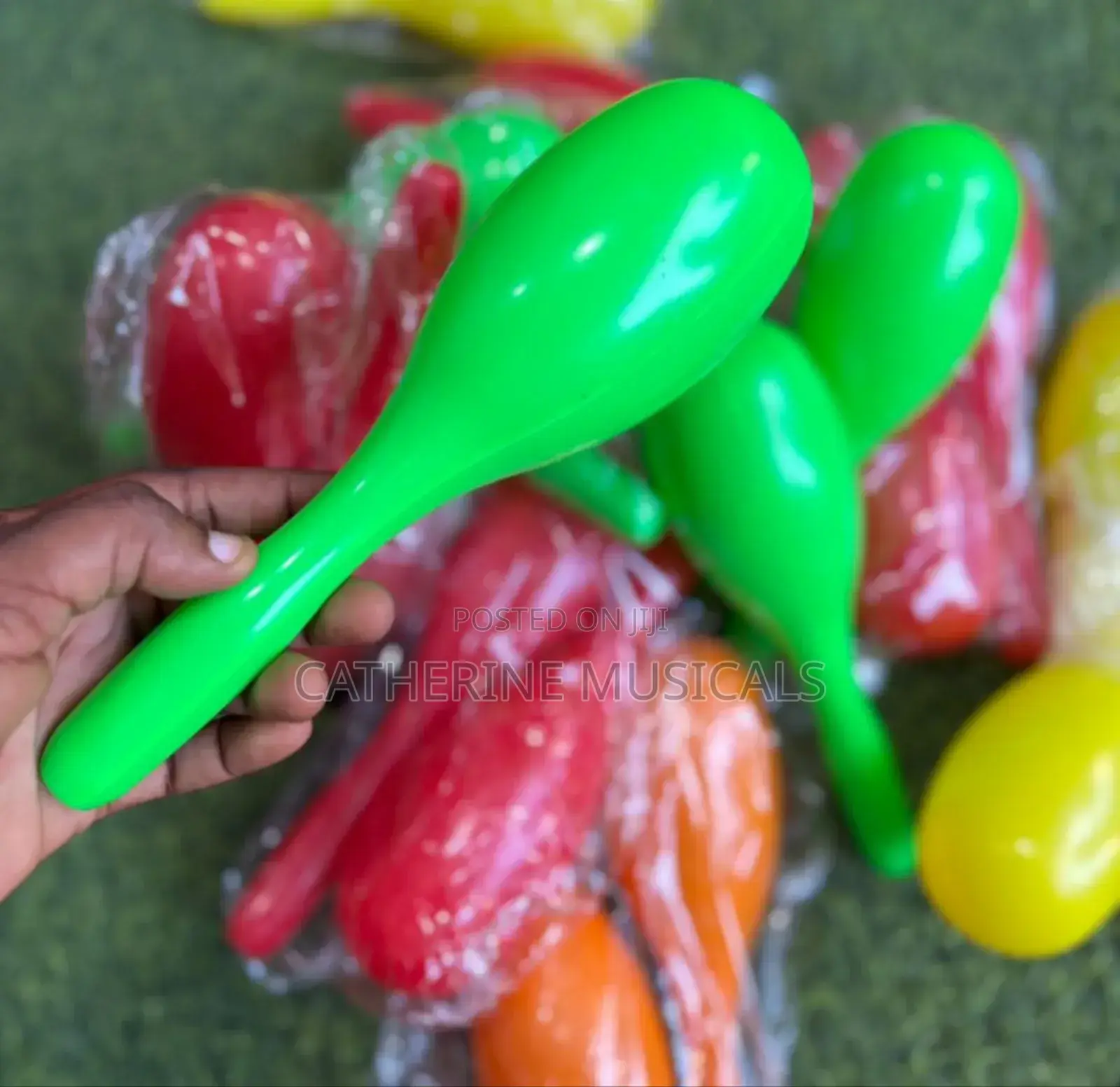 Plastic Shakers 1 Pair