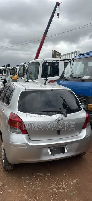Toyota Vitz 2010 Silver