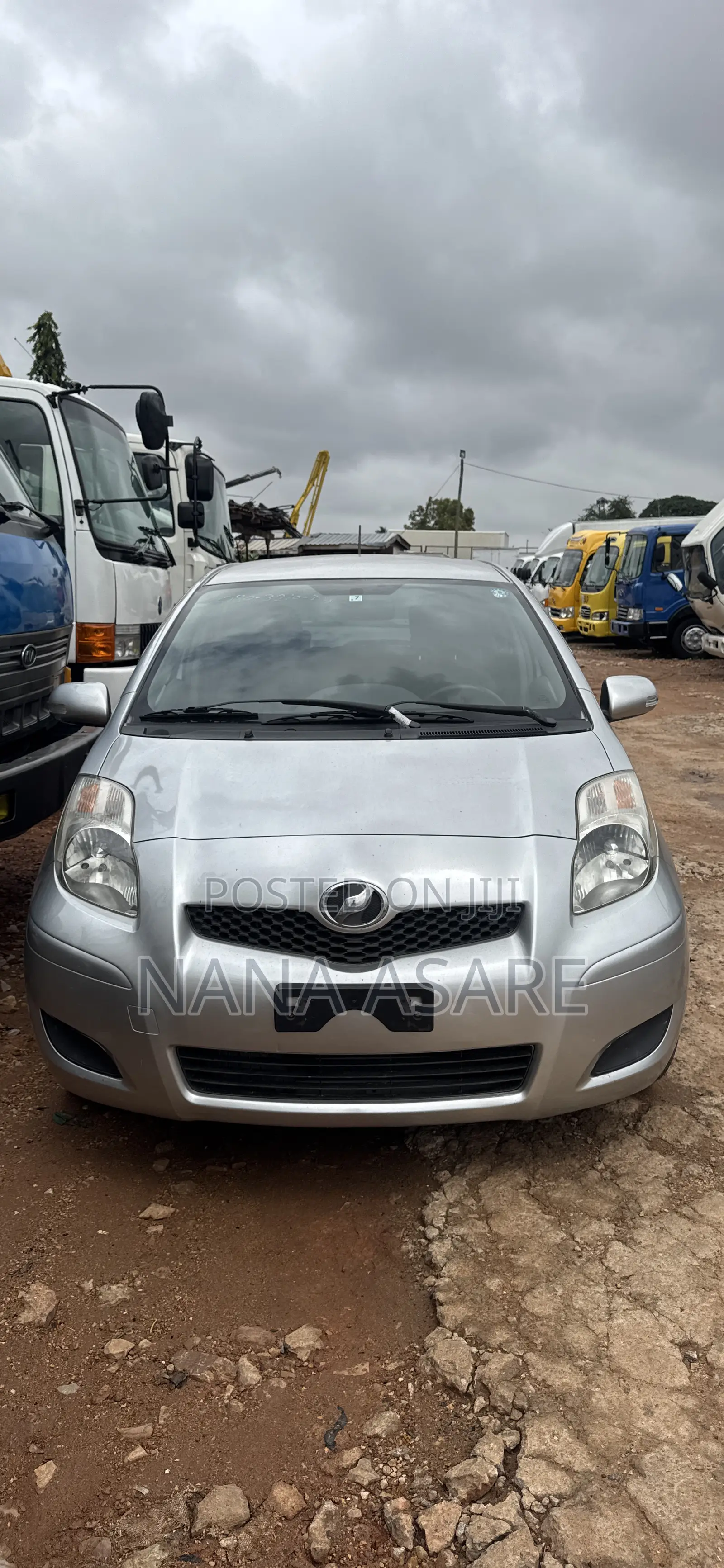 Toyota Vitz 2010 Silver