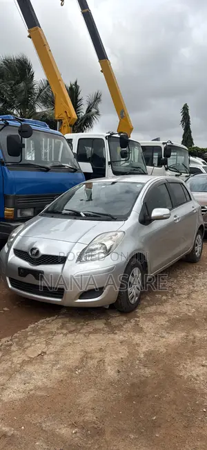 Toyota Vitz 2010 Silver