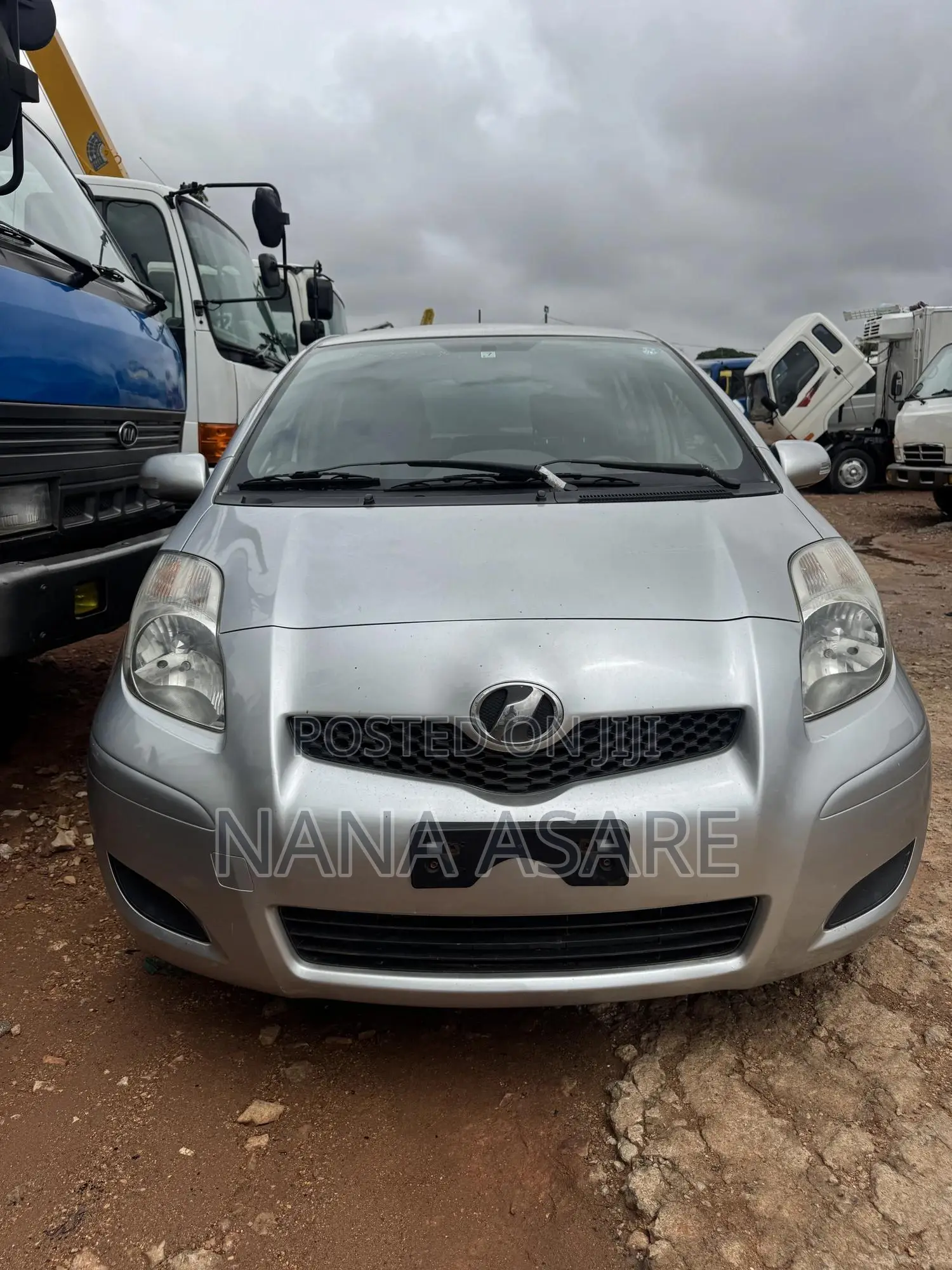 Toyota Vitz 2010 Silver