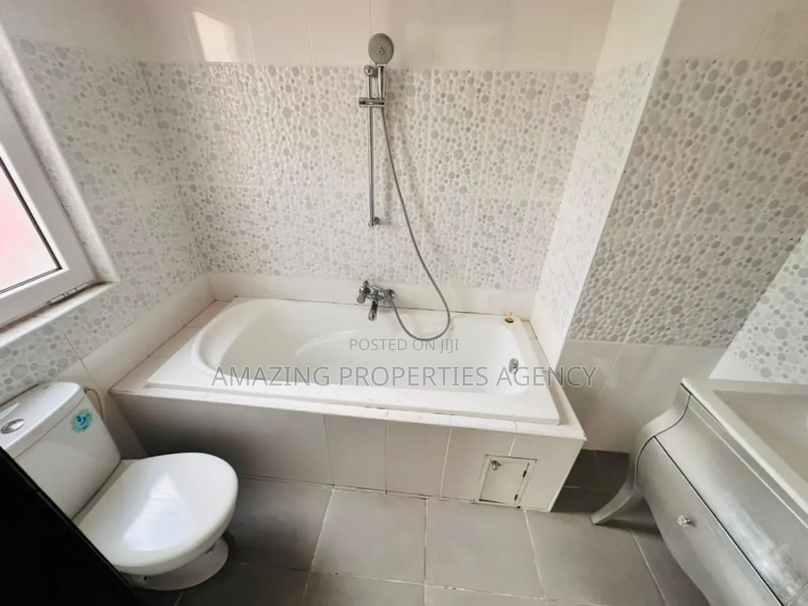 5bdrm Mansion in Adjiriganor for sale