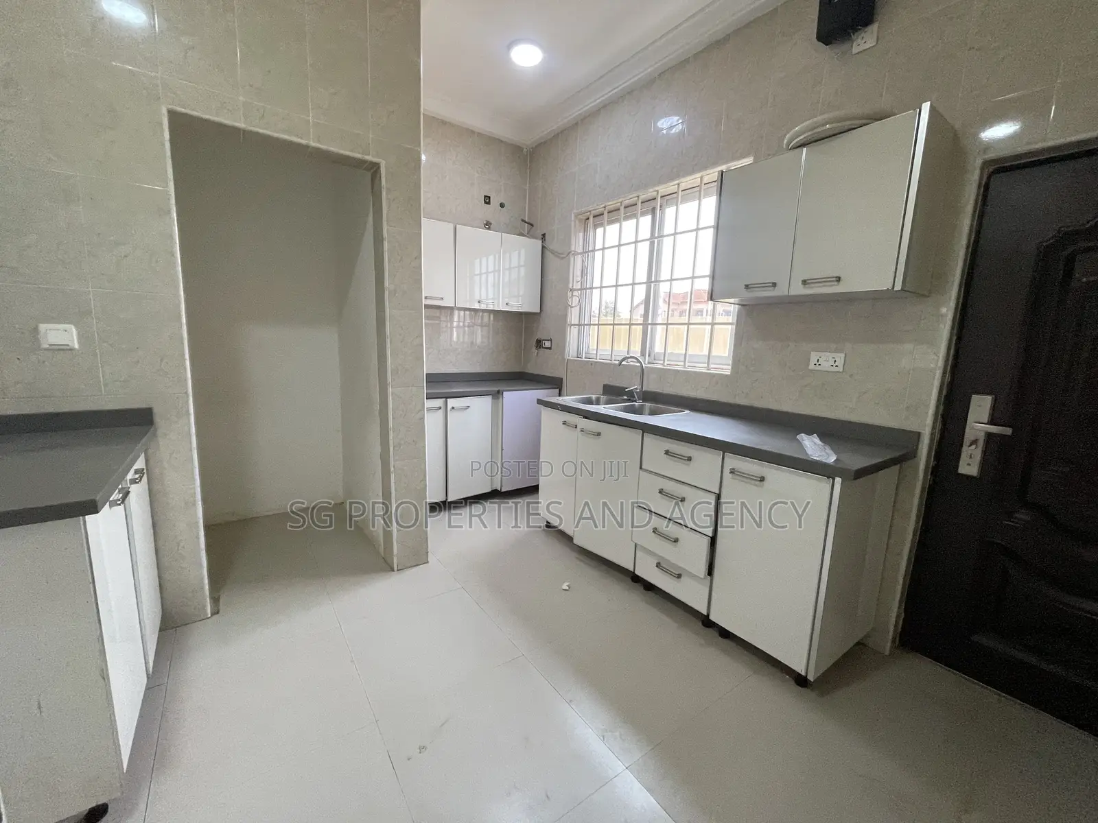 3bdrm House in Batsonaa, Baatsona Total for rent