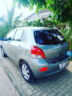 Photo - Toyota Yaris Base Hatchback 5dr 2010 Gray