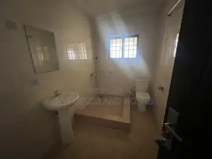 3bdrm Apartment in Bee 🐝 Decor & Homes, Old Ashomang for rent