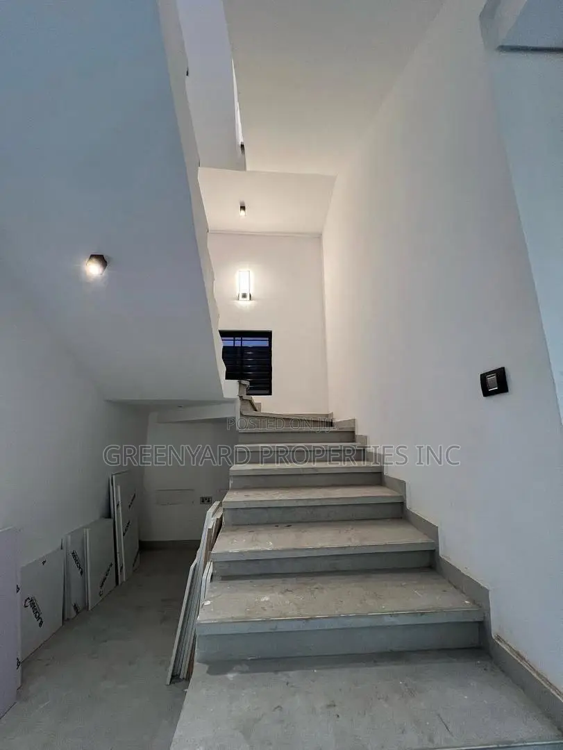 7bdrm House in American House, East Legon for sale