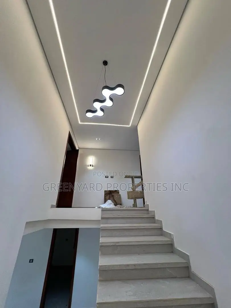 7bdrm House in American House, East Legon for sale
