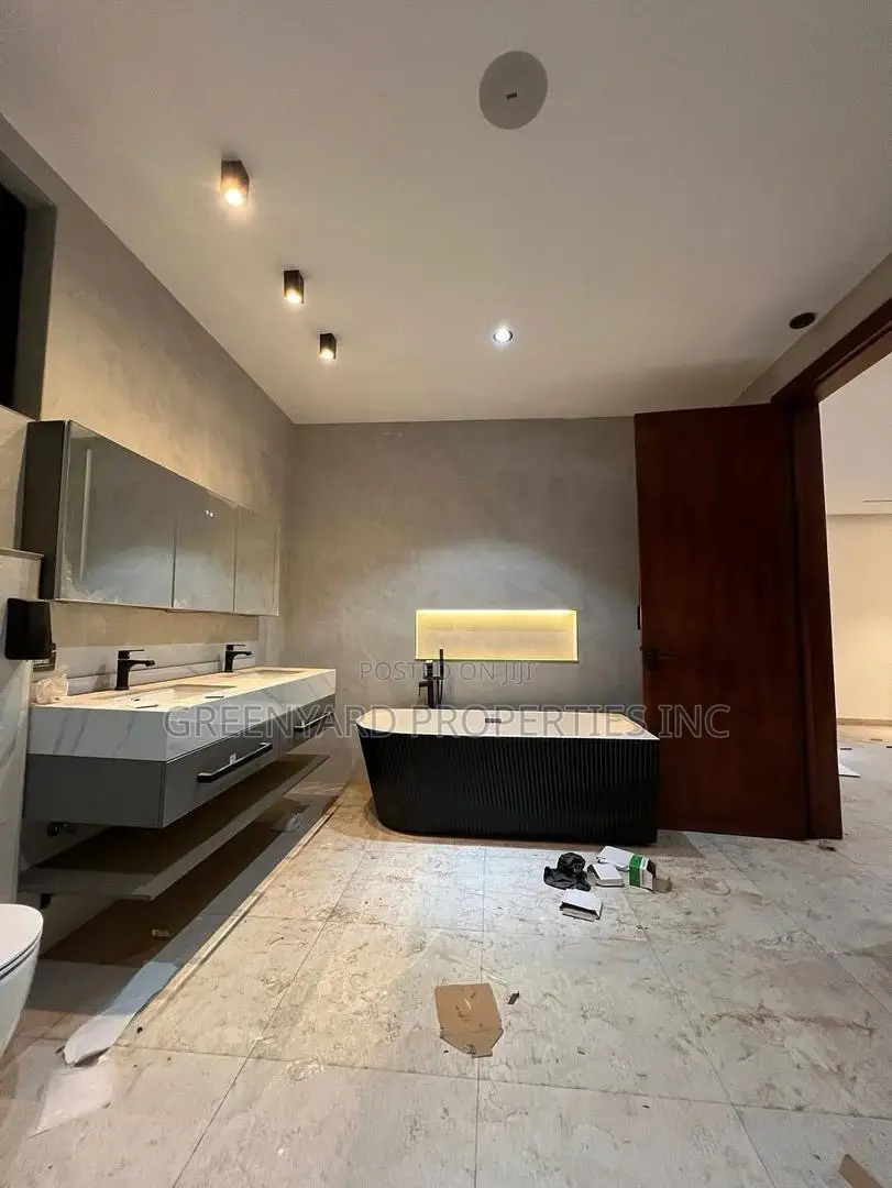 7bdrm House in American House, East Legon for sale
