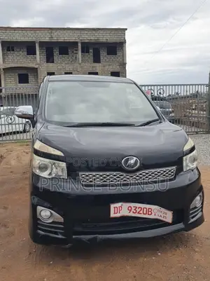 Photo - Toyota Voxy 2013 Black