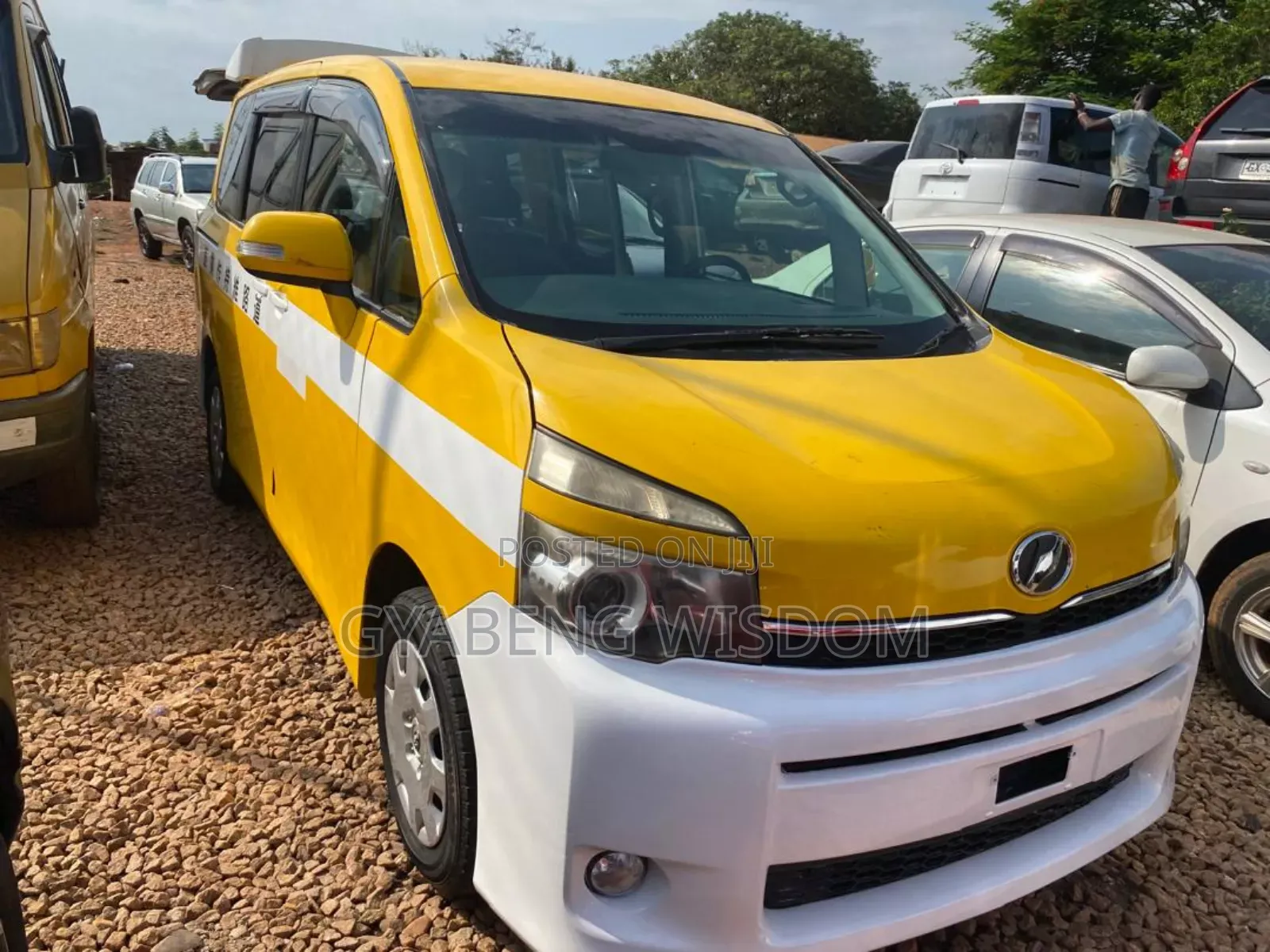 Toyota Voxy 2013 Yellow