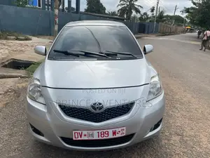 Photo - Toyota Belta 2010 Silver