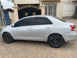Photo - Toyota Belta 2010 Silver