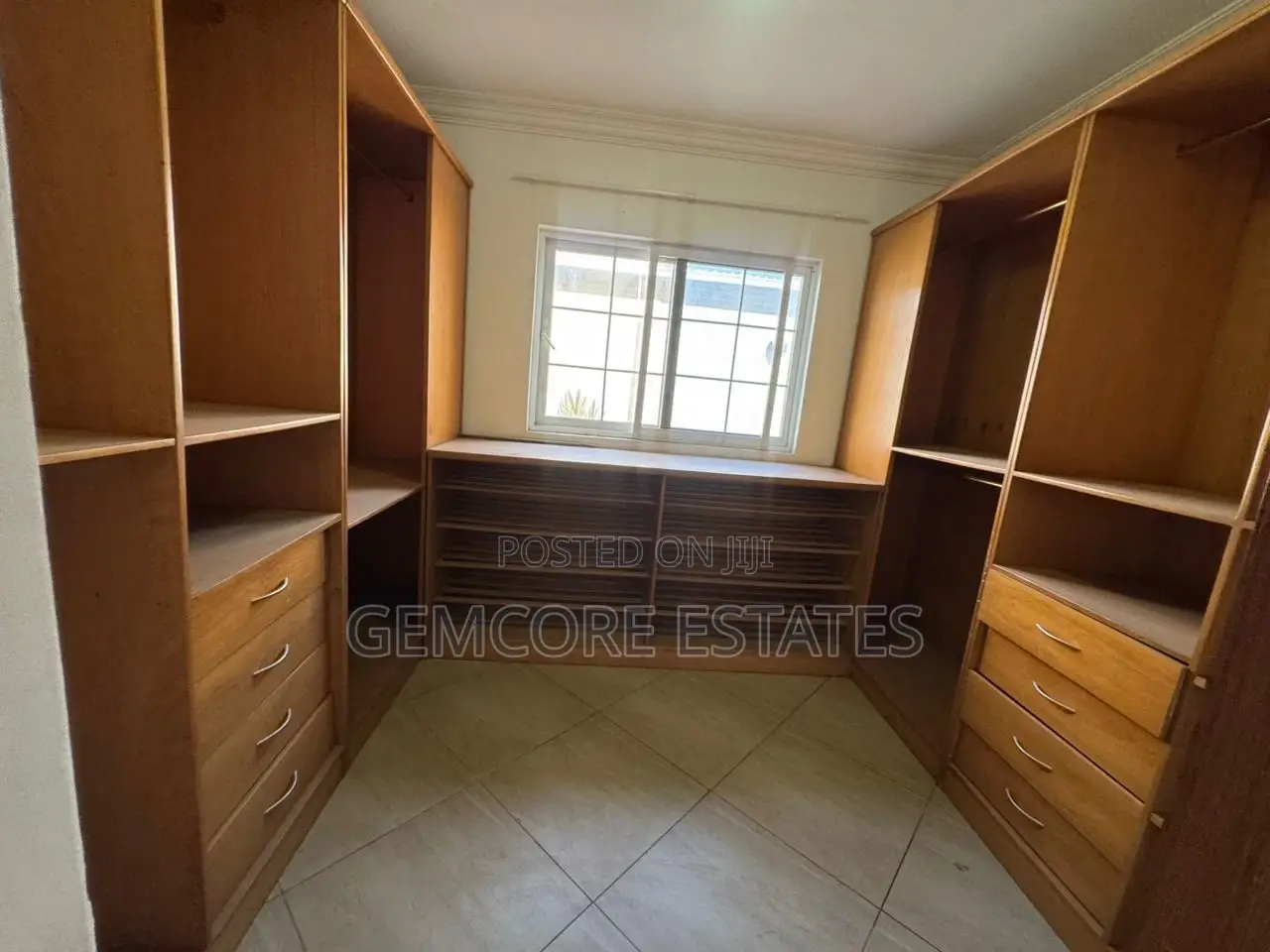 6bdrm House in East Legon for sale