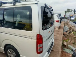 Toyota HiAce 2011 White