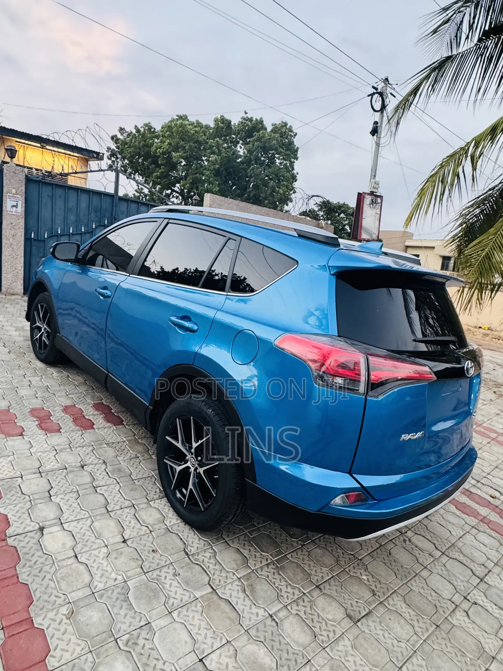 Toyota RAV4 SE 4dr SUV AWD (2.5L 4cyl 6A) 2018 Blue