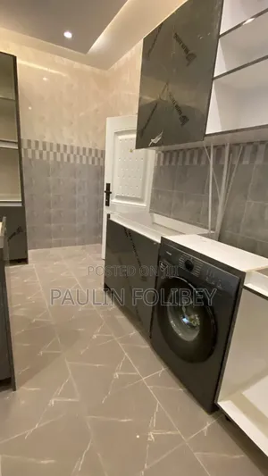 6bdrm House in Dg Properties, Kasoa for sale