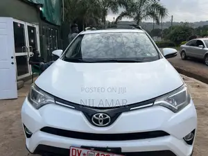Photo - Toyota RAV4 XLE AWD (2.5L 4cyl 6A) 2017 White