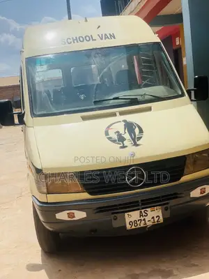 Mercedes-Benz Sprinter 2000 Yellow