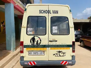 Mercedes-Benz Sprinter 2000 Yellow
