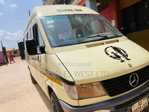 Mercedes-Benz Sprinter 2000 Yellow