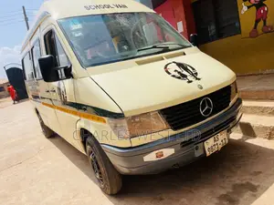 Mercedes-Benz Sprinter 2000 Yellow