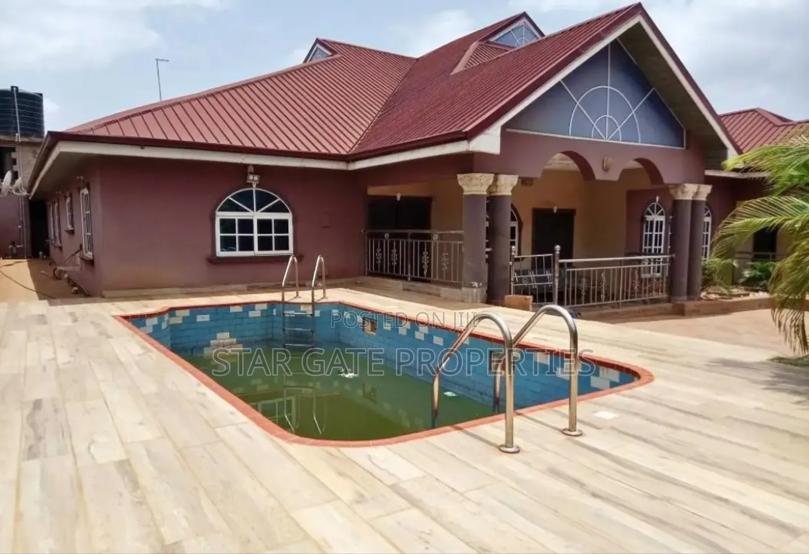 7bdrm House in Brofoyeduru Adumasa,, Kumasi Metropolitan for sale