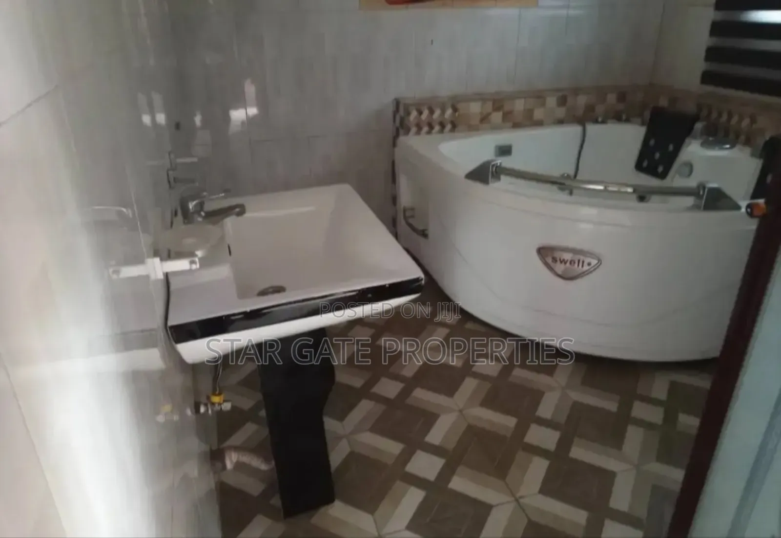 7bdrm House in Brofoyeduru Adumasa,, Kumasi Metropolitan for sale