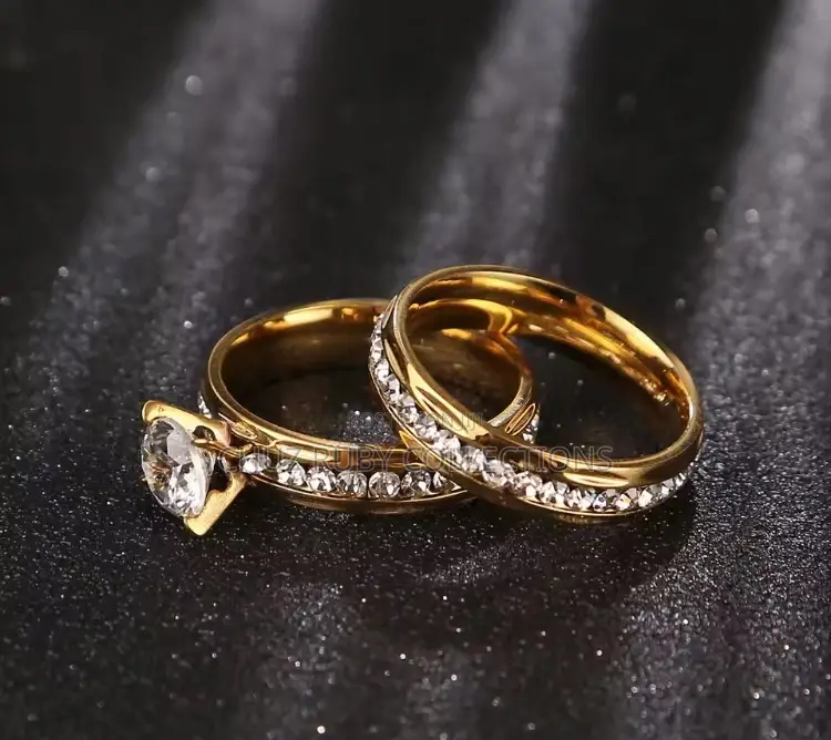 Sleek Two Piece Gold Ring Set for Engagement Wedding