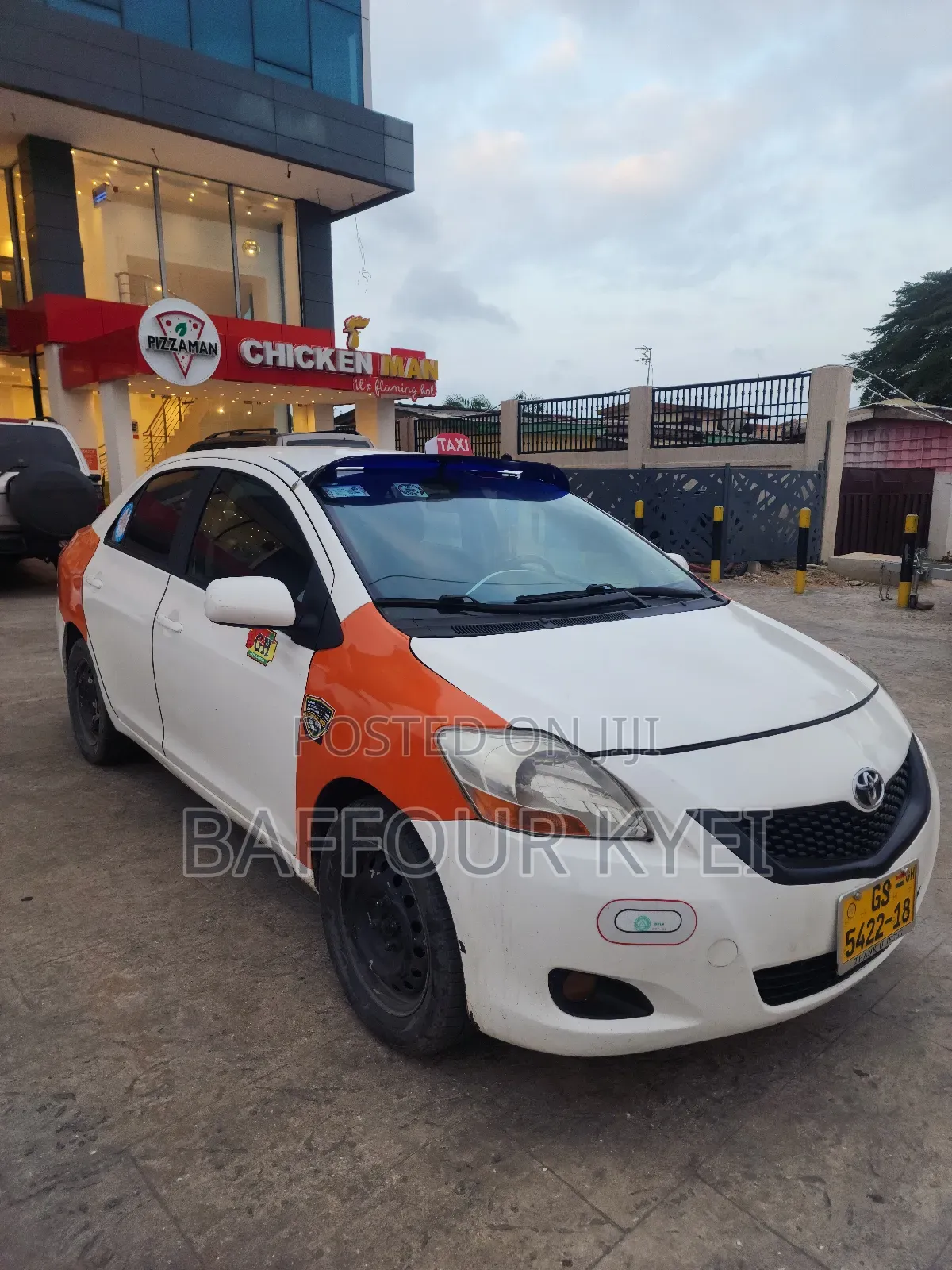 Toyota Yaris Base Sedan 4dr 2010 White