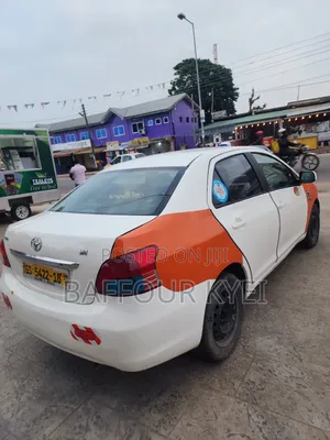 Toyota Yaris Base Sedan 4dr 2010 White