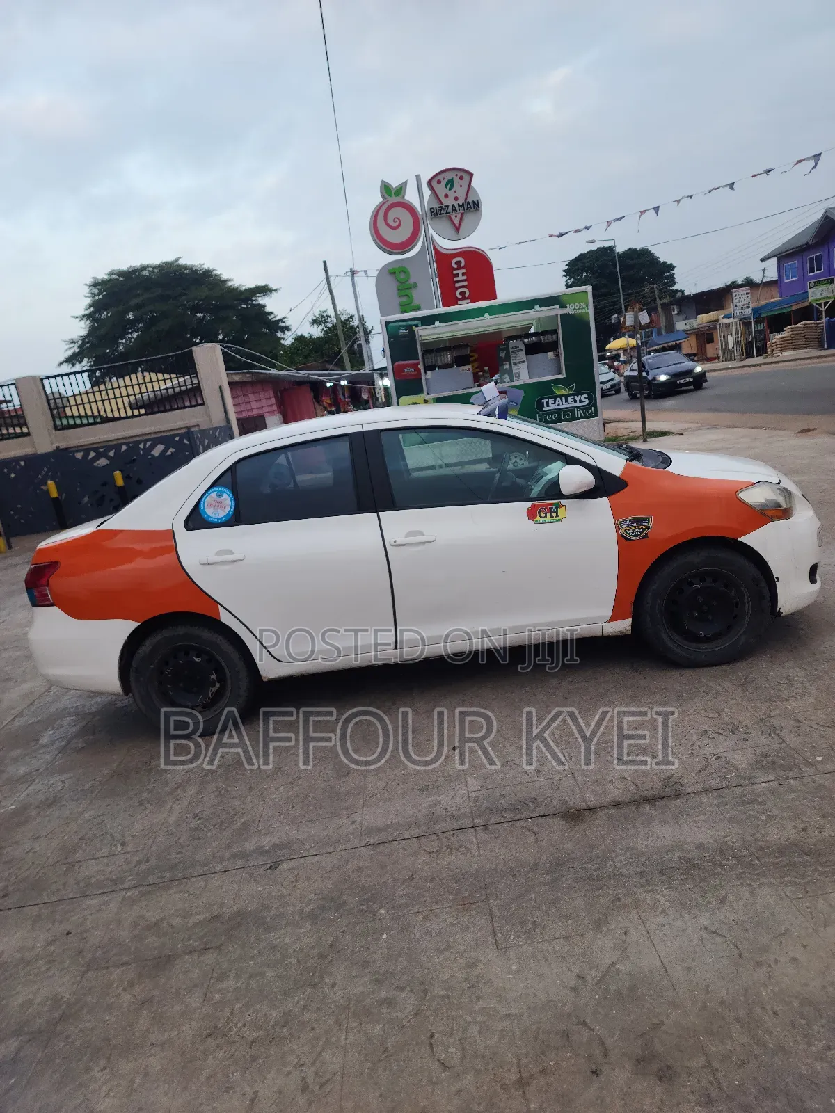 Toyota Yaris Base Sedan 4dr 2010 White