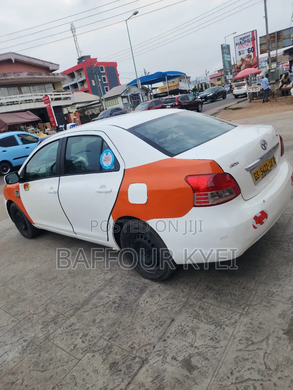 Toyota Yaris Base Sedan 4dr 2010 White