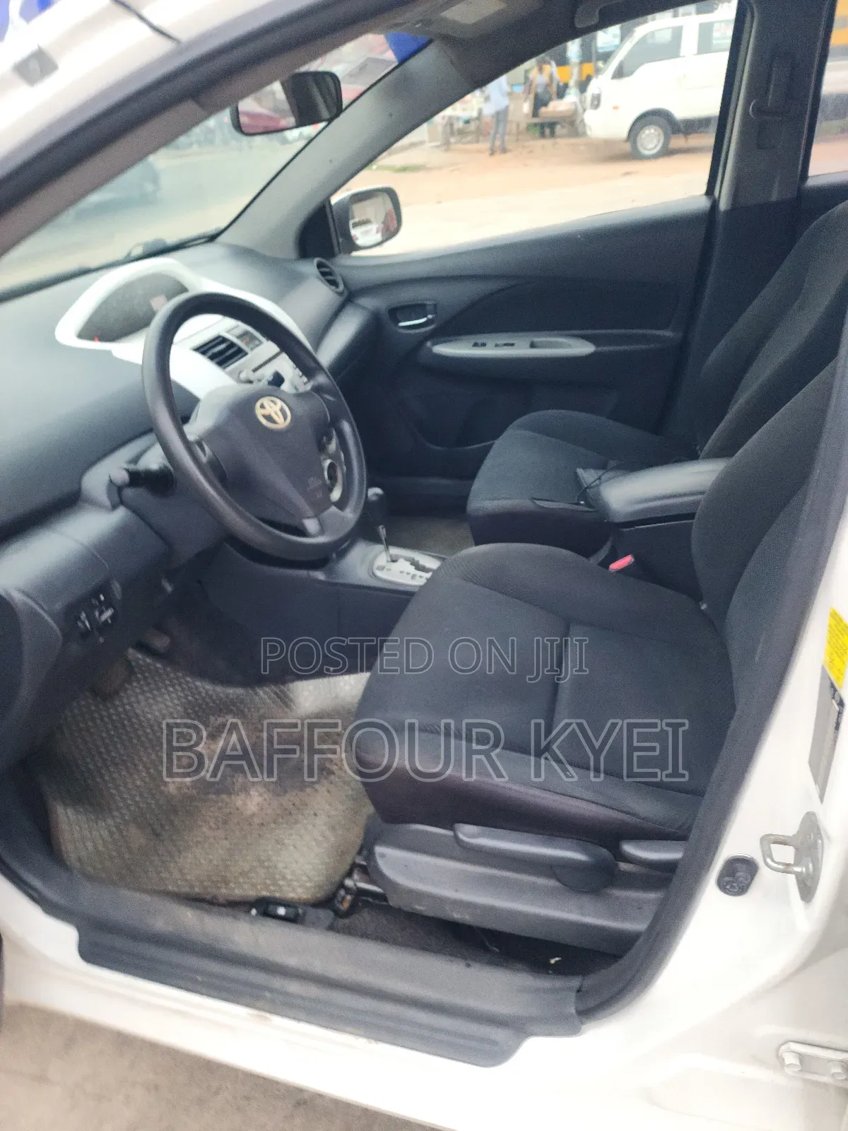 Toyota Yaris Base Sedan 4dr 2010 White