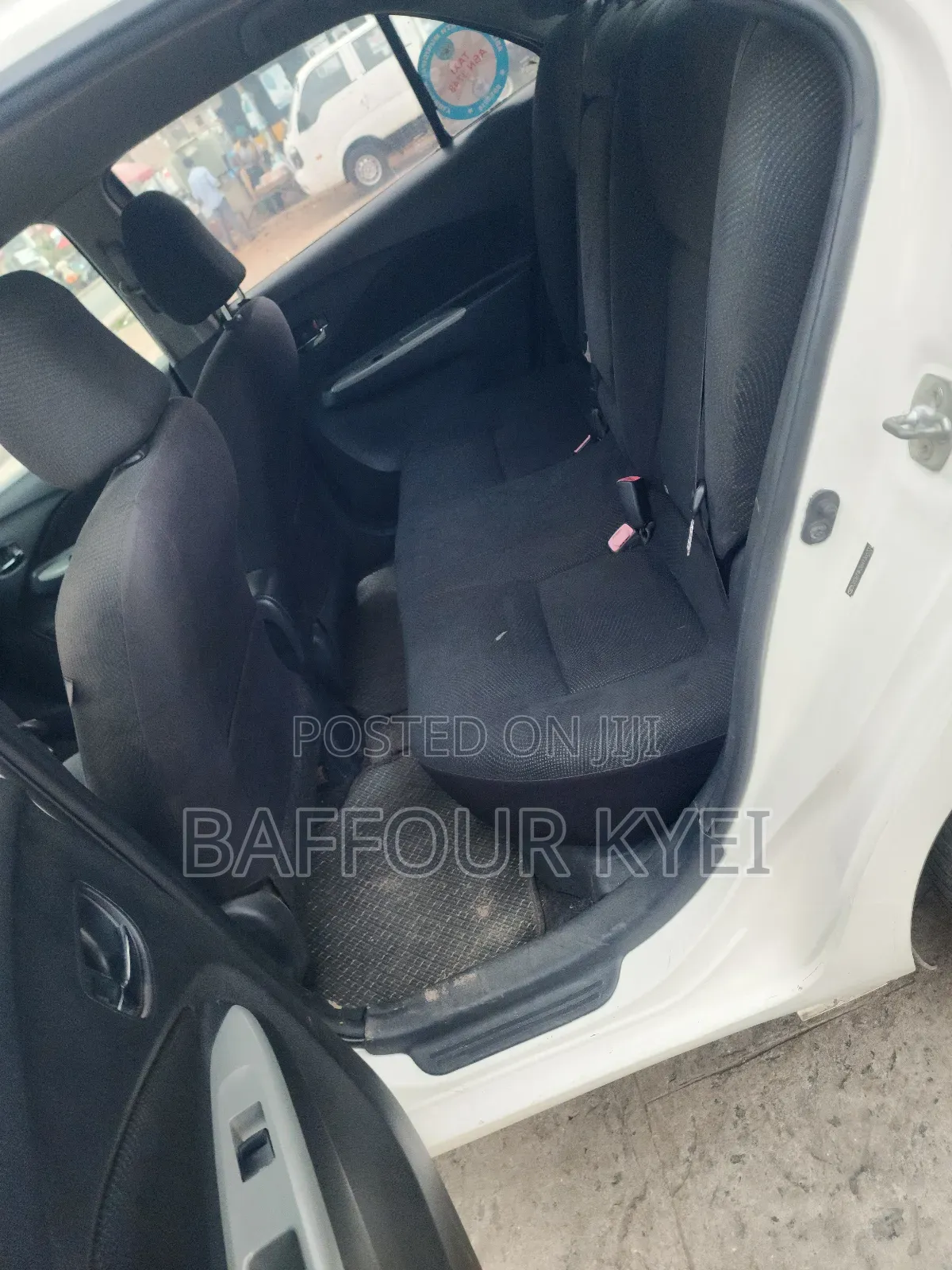 Toyota Yaris Base Sedan 4dr 2010 White