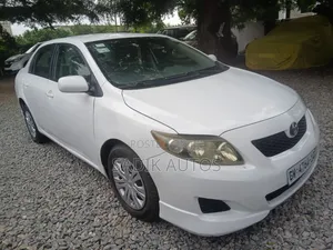 Photo - Toyota Corolla LE 4dr Sedan (1.8L 4cyl 4A) 2010 White