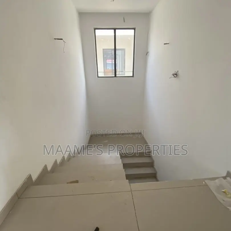 4bdrm Duplex in Adjiriganor for sale