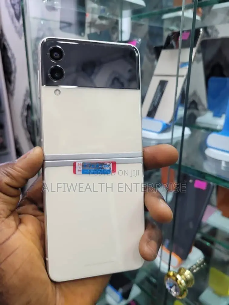 New Samsung Galaxy Z Flip4 128 GB White