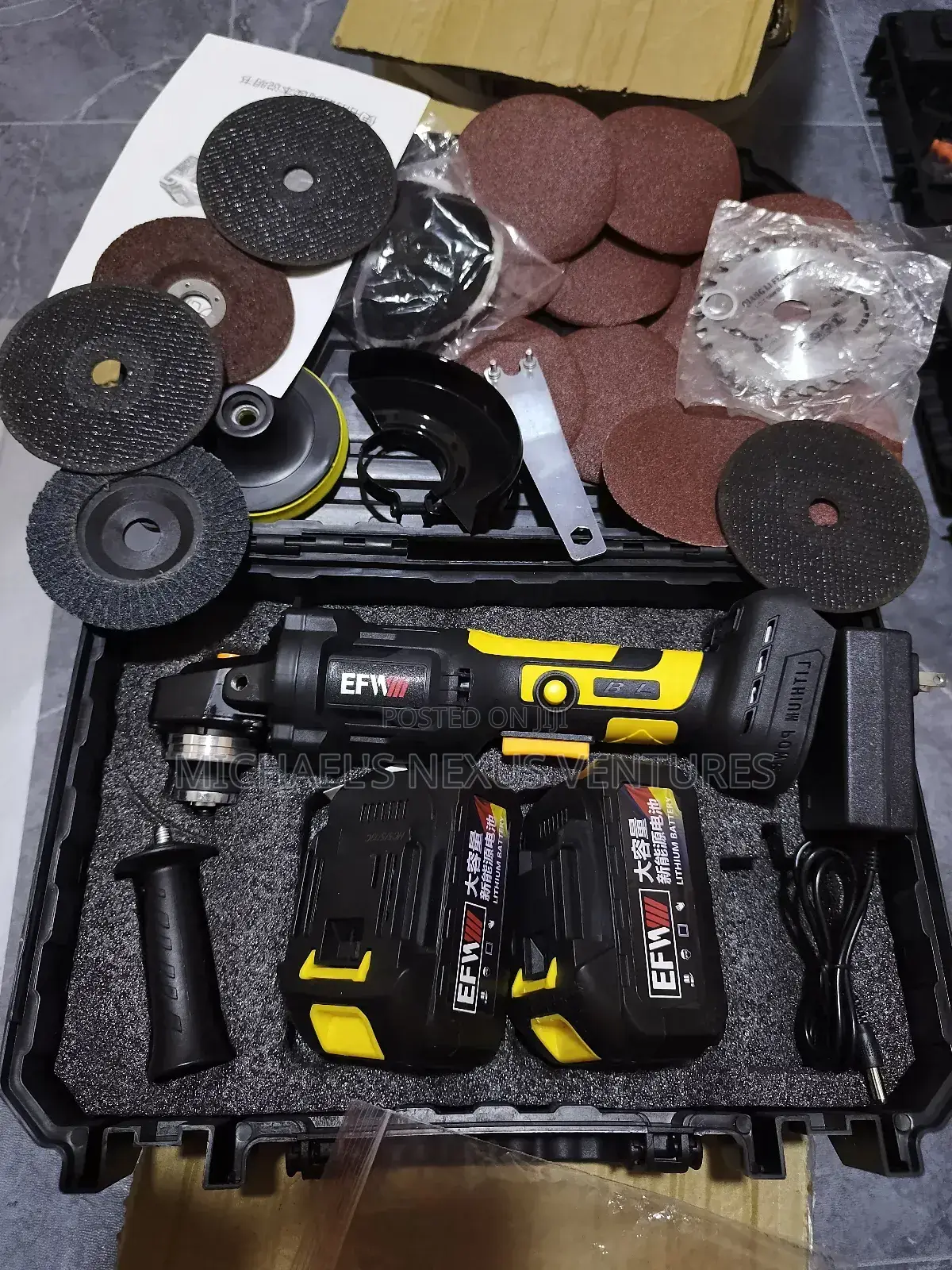2 Batteries / Cordless Angle Grinder With Accessories
