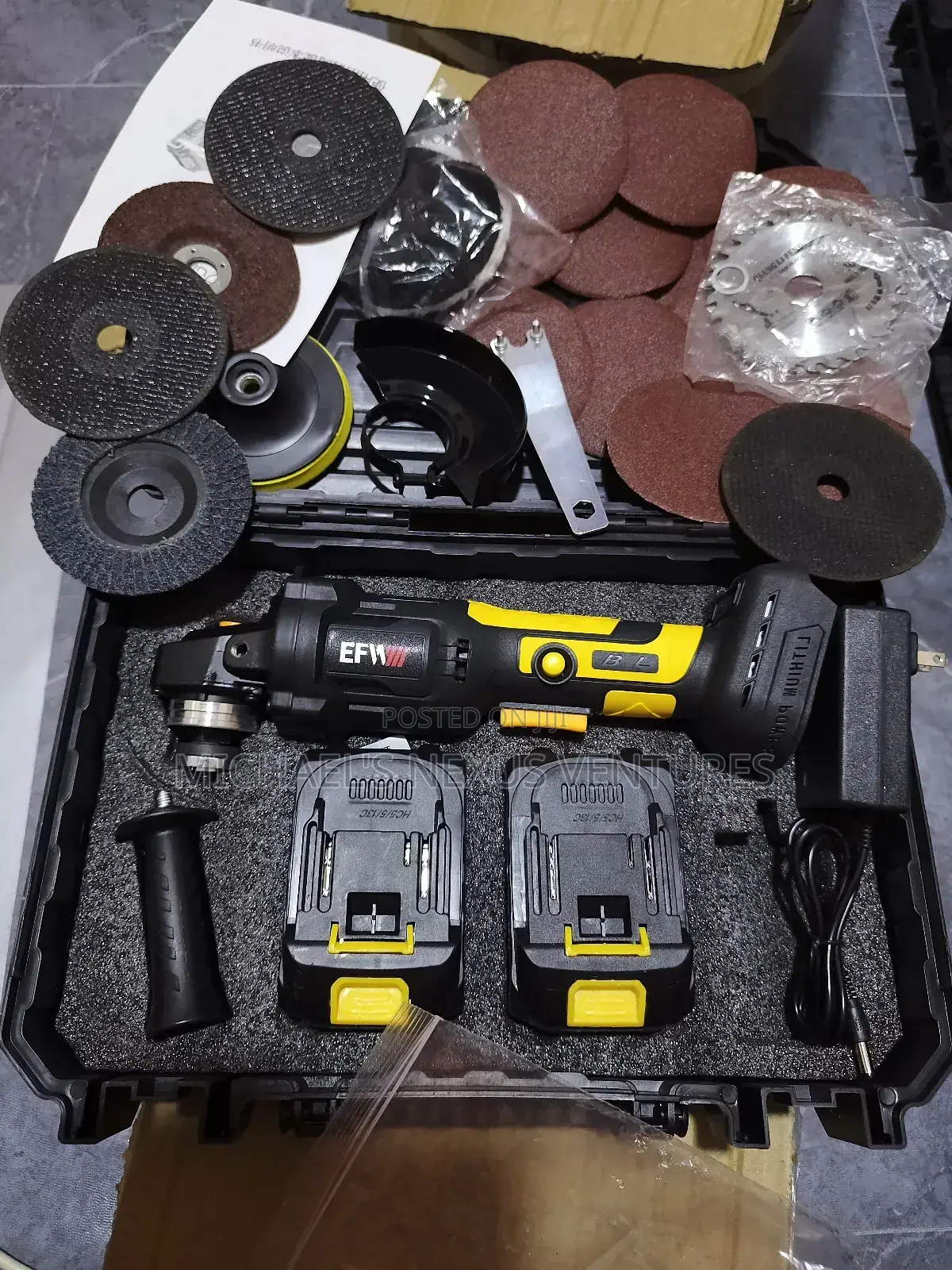 2 Batteries / Cordless Angle Grinder With Accessories