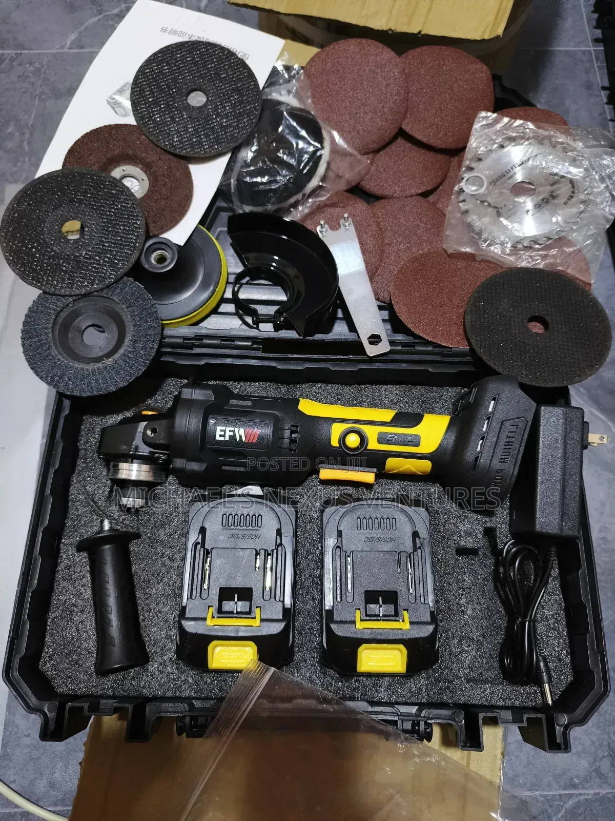 2 Batteries / Cordless Angle Grinder With Accessories